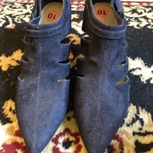 Black comfortable heeled boots